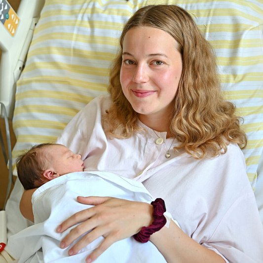 Die kleine Leni Charlotte und ihre Mutter Johanna Fischer fühlen sich am UKJ rundum gut versorgt. Foto UKJ Szabó